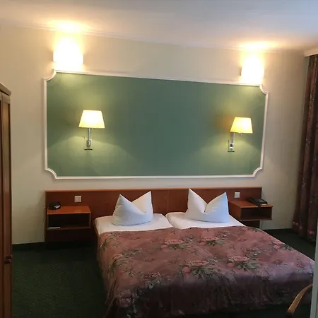 Hotel Goldener Hahn 3*