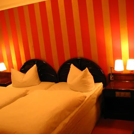 Hotel Goldener Hahn 3*