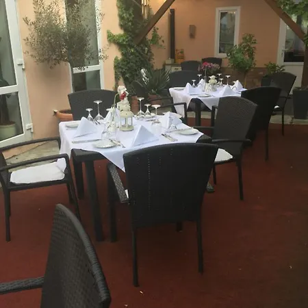 Hotel Goldener Hahn 3*